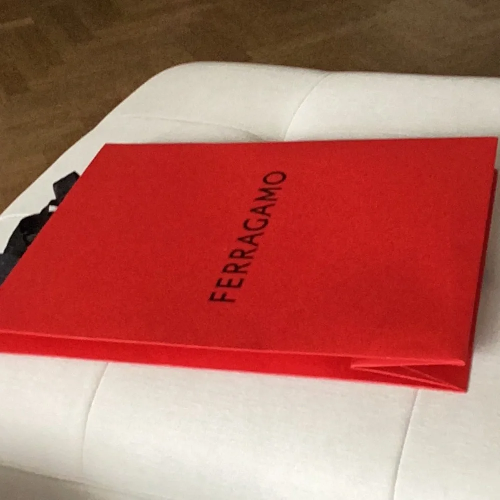 - Ferragamo red- and shopping bag  17x13x7,5
